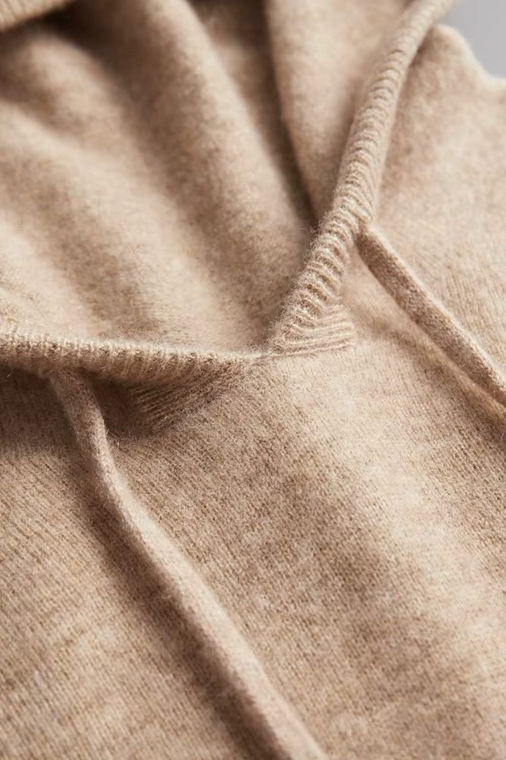 Gebreide trui met capuchon voor heren in beige, close-up van de capuchon en het trekkoord
