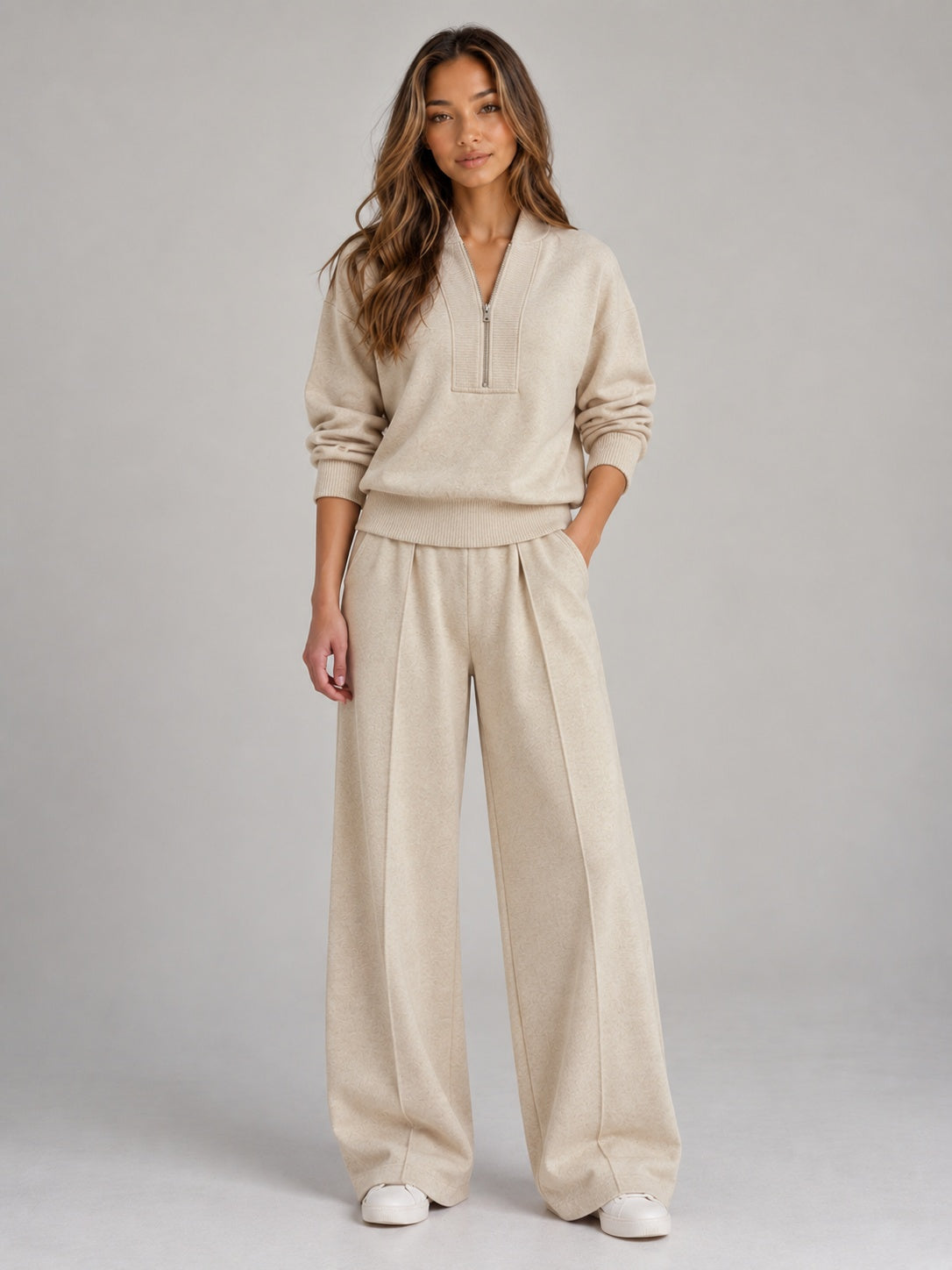 Gebreide tweedelige set met halfzip-trui en wijde broek in beige, gedragen, vooraanzicht