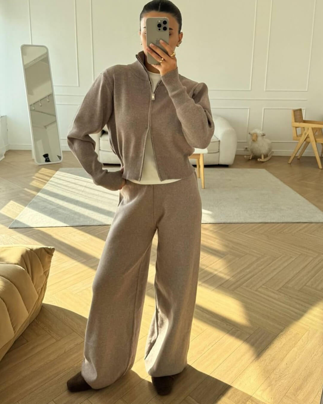 Gebreide set in taupe met ritsvest en wijde broek, spiegelfoto
