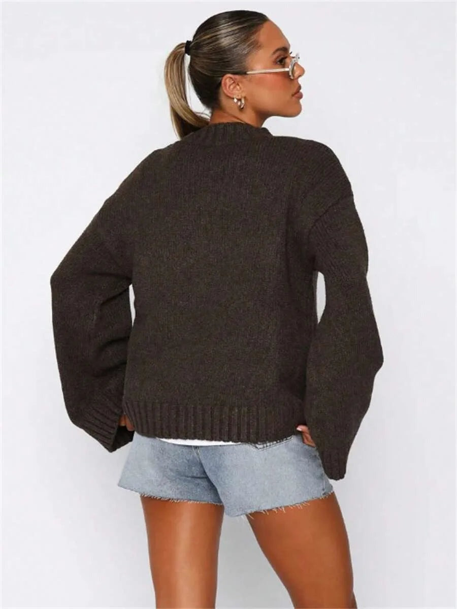 Oversized trui met ronde hals in chocoladebruin, studiofoto