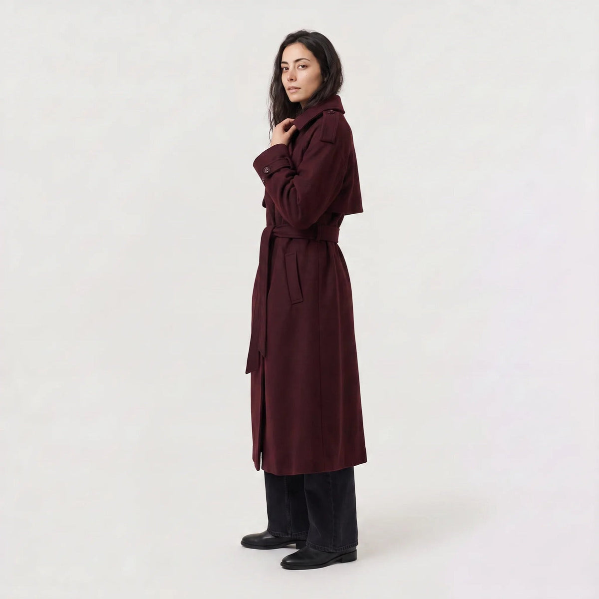 Lange trenchcoat met strikceintuur in bordeaux, zijaanzicht
