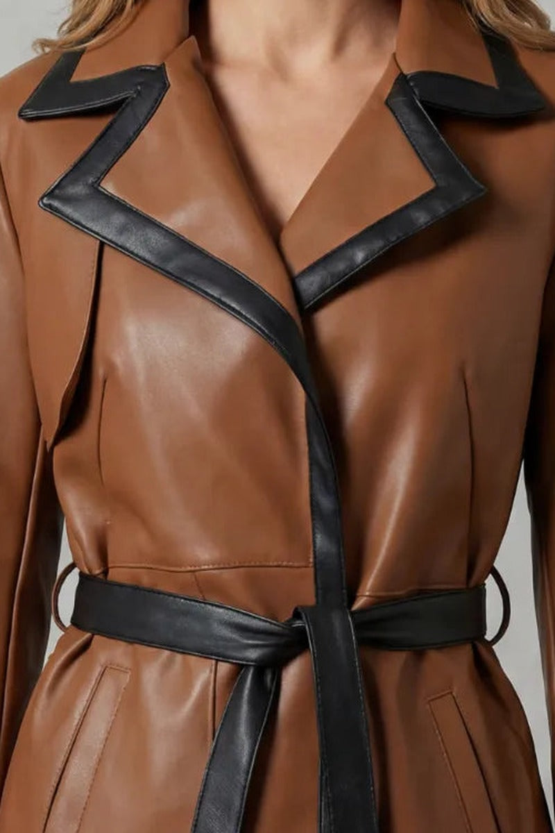 Trenchcoat dames van imitatieleer in bruin met zwarte strikceintuur, close-up van de revers en contrastranden