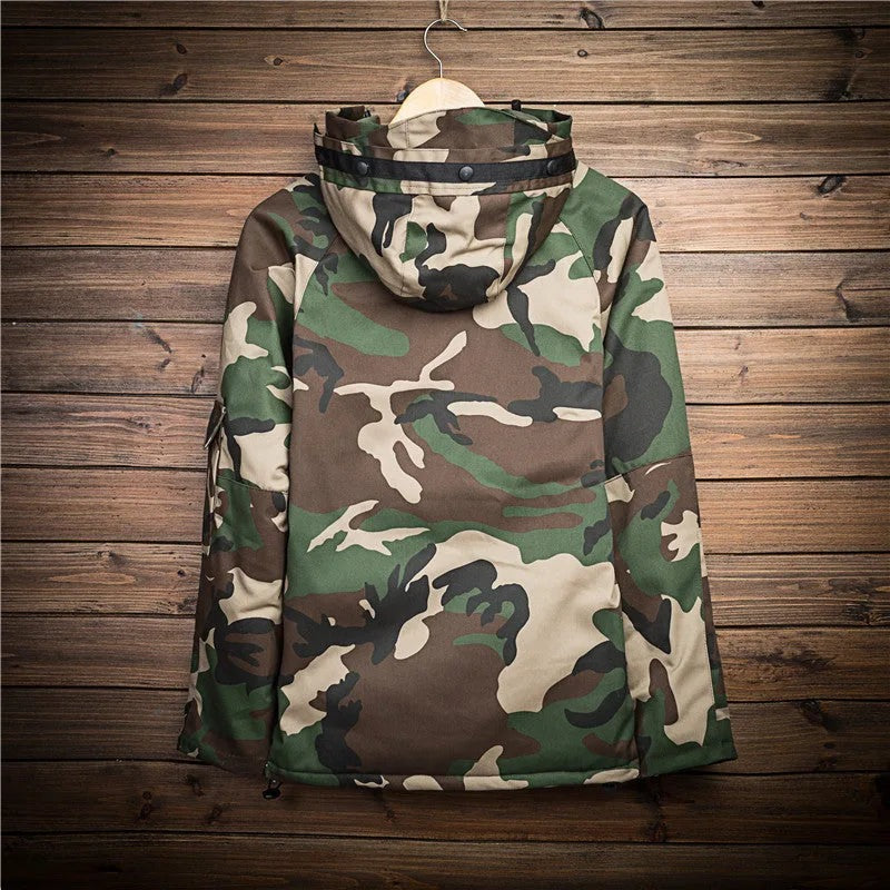 Camouflage parka voor heren met capuchon in camouflage, aan een hanger, achteraanzicht