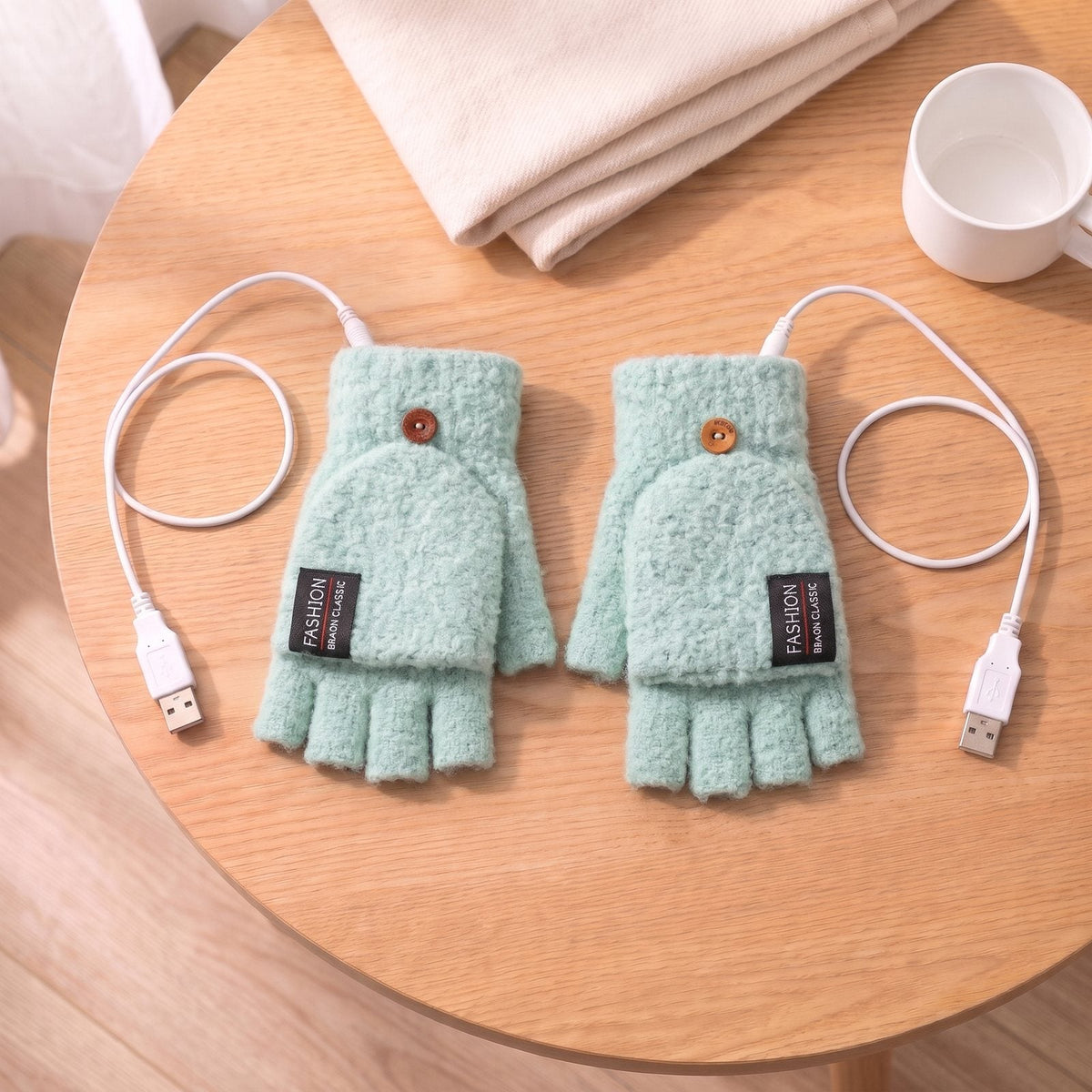 Verwarmde vingerloze handschoenen in mintgroen met omklapbare klep en USB-kabels