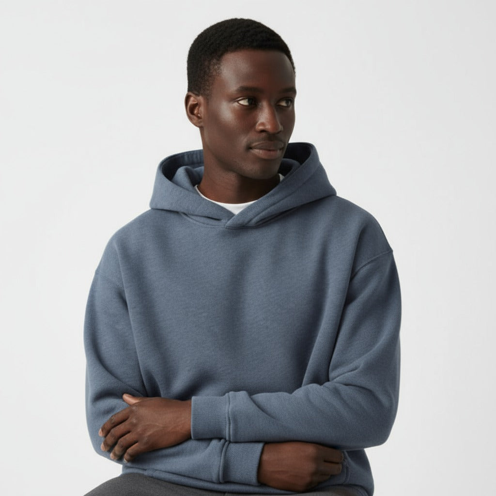Heavyweight hoodie voor heren in grijsblauw, gedragen, zittend