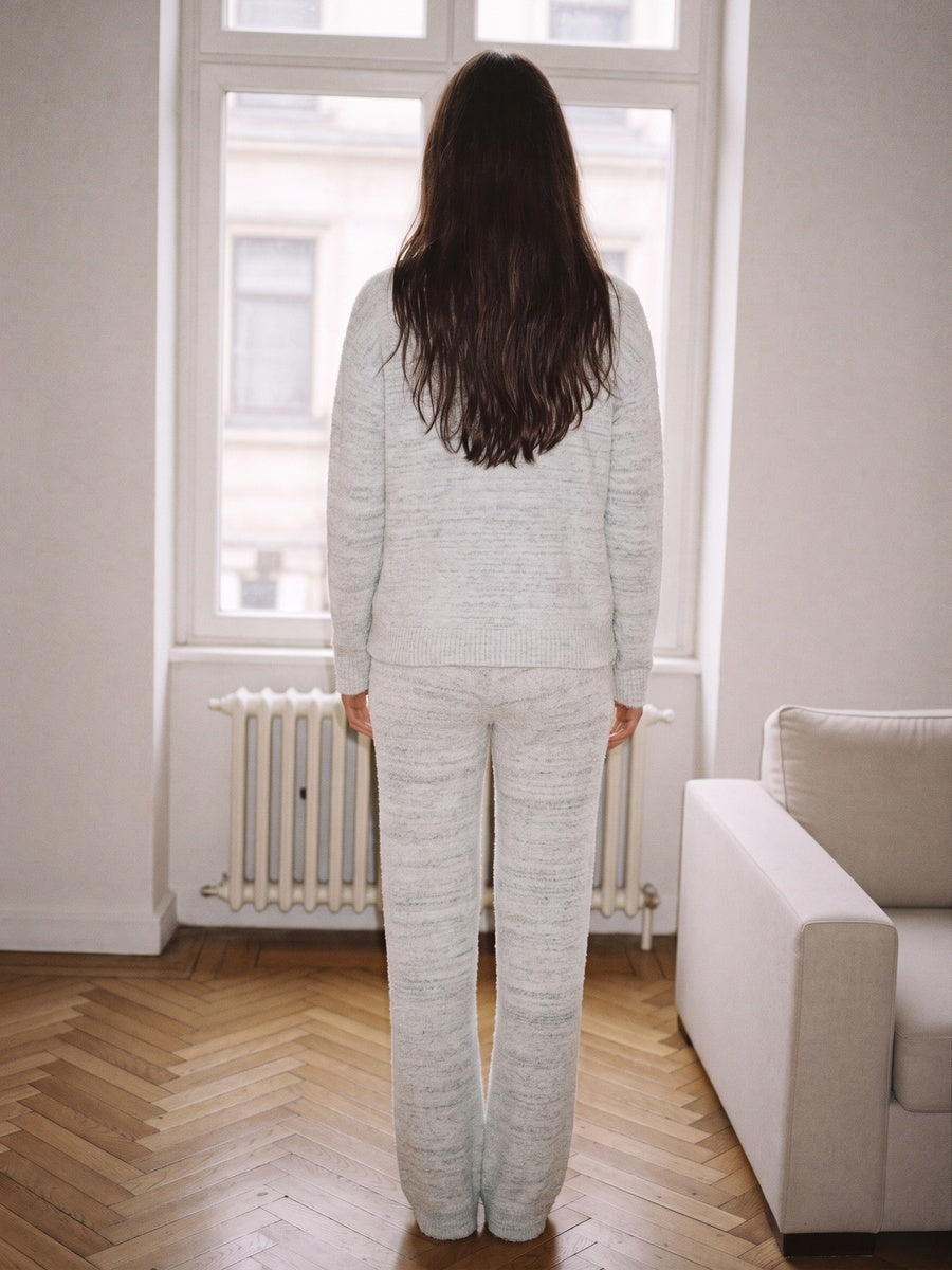 Grijze gemêleerde huispak met trui en wijde broek, gedragen door vrouw | Boutique Moda
