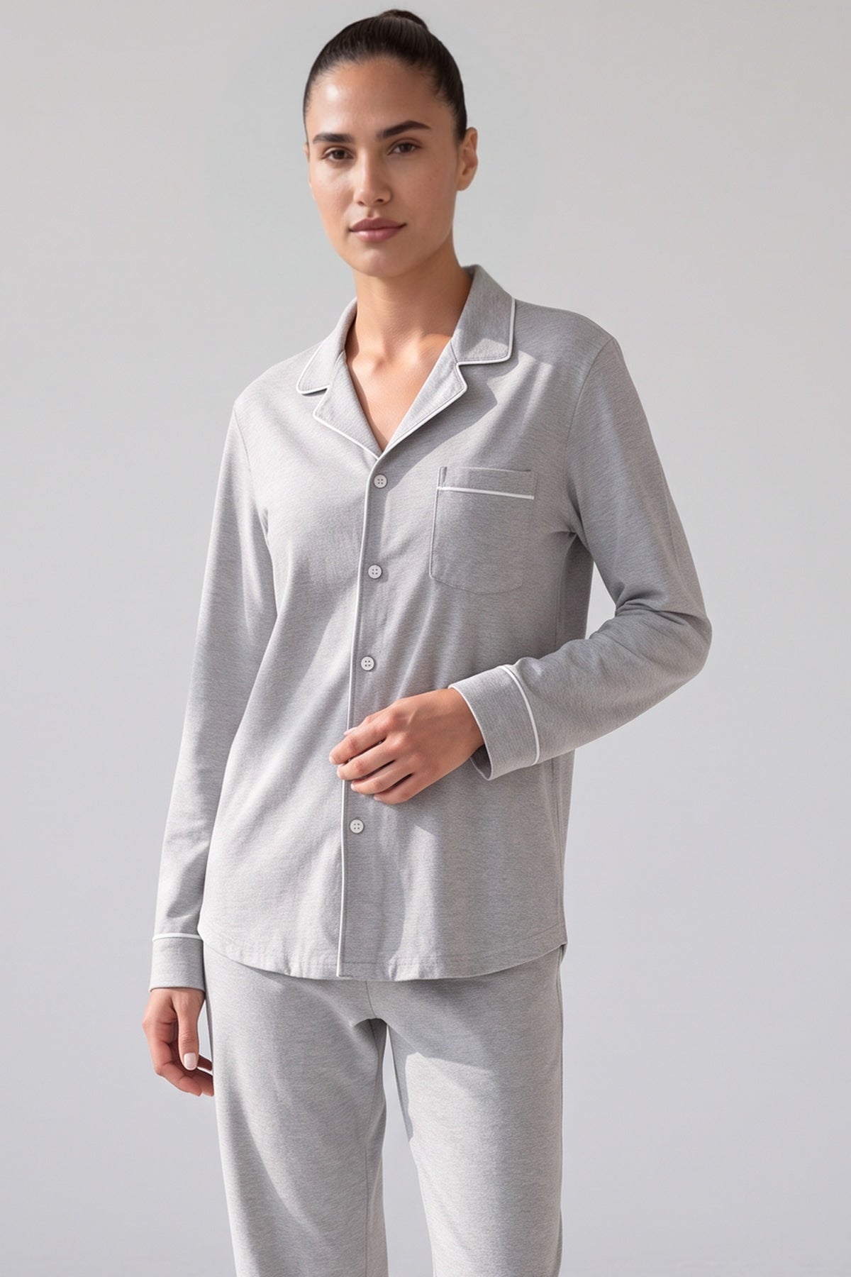 Lichtgrijze pyjamablouse met reverskraag, borstzak en witte biezen, close-up