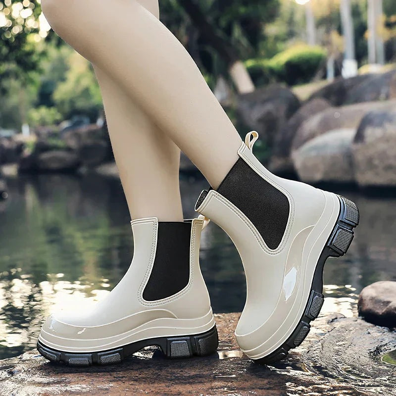 Chelsea boots met plateauzool in gebroken wit, gedragen bij het water