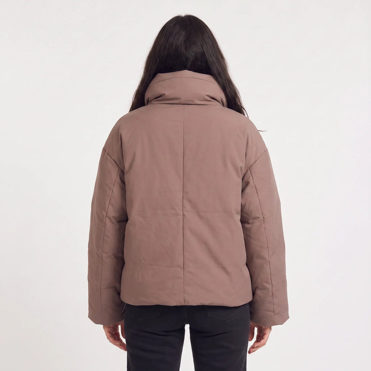 Korte oversized winterjas met brede kraag in kastanjebruin, gedragen, achteraanzicht
