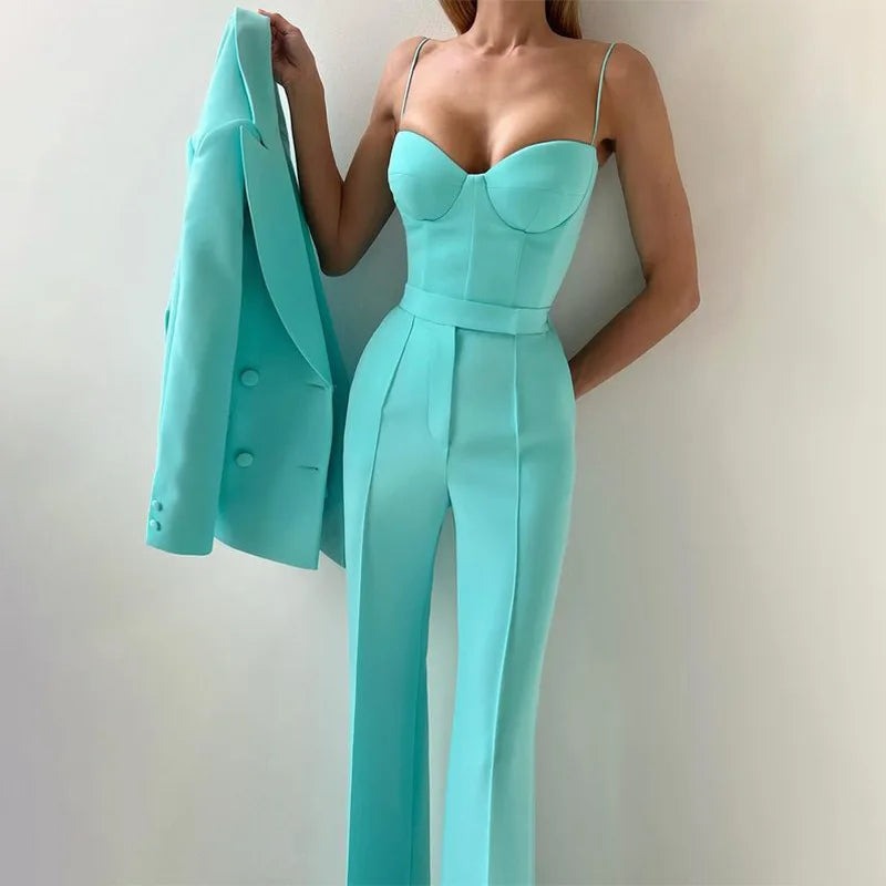 Driedelig broekpak met bustier, flared broek en blazer in turquoise, bustier en broek gedragen, blazer in de hand