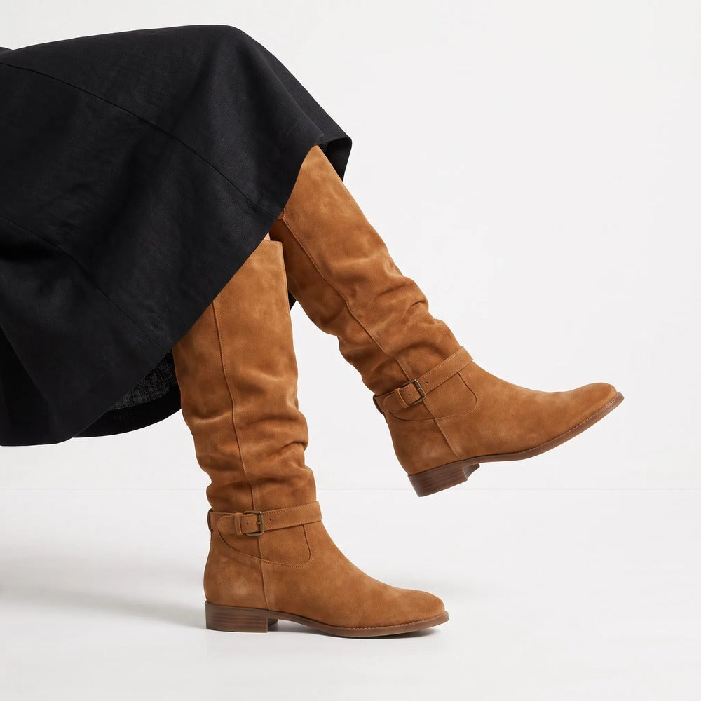 Cognackleurige slouch laarzen gedragen met een lange rok