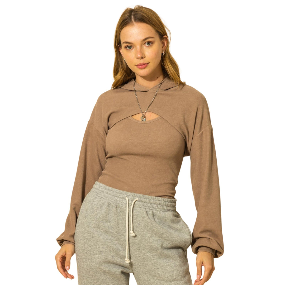 Tweedelige set met korte hoodie-bolero en tanktop in taupe, gedragen, vooraanzicht
