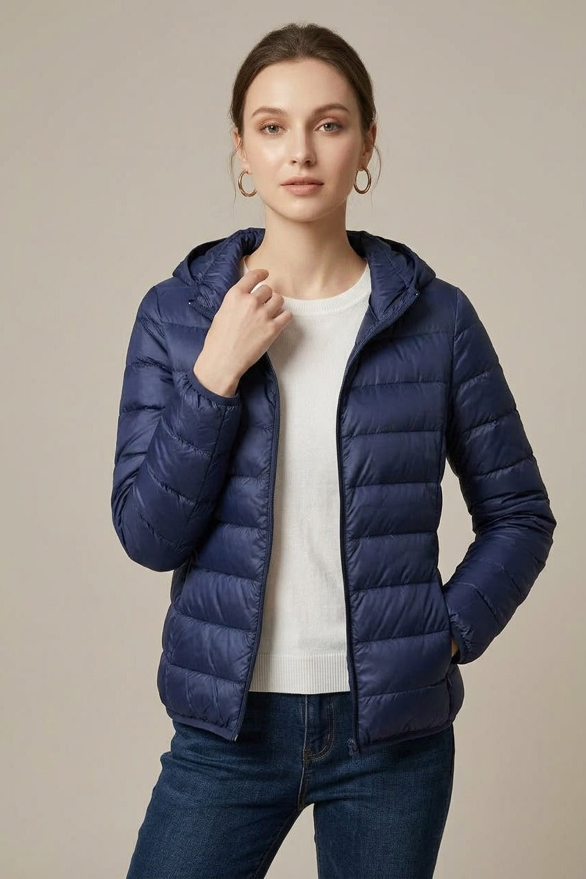 Lichte gewatteerde damesjas in marineblauw met capuchon, gedragen, voorkant