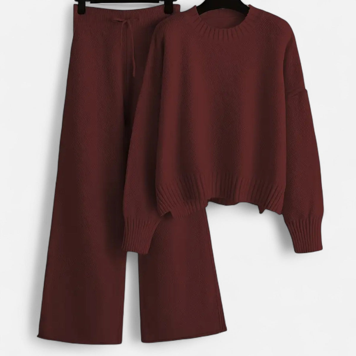 Gebreide set in wijnrood met trui en wijde broek met trekkoord aan een hanger