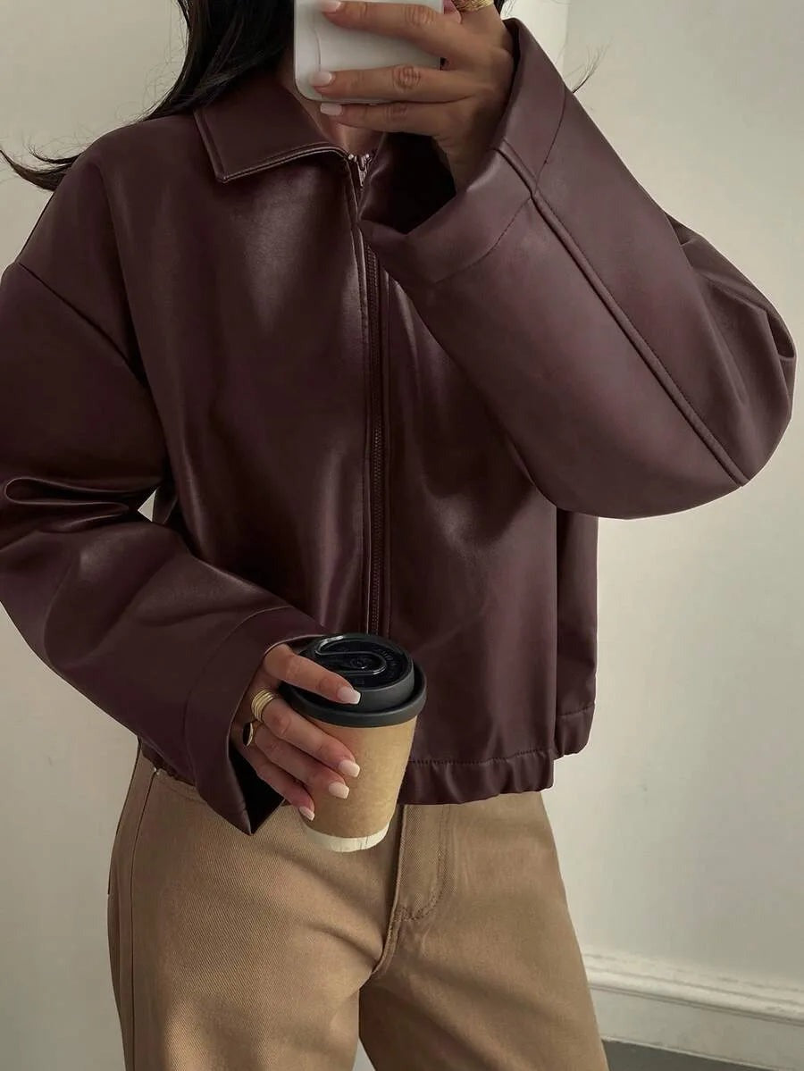 Imitatieleren jasje met kraag in koffiebruin, gedragen, met een koffie to go
