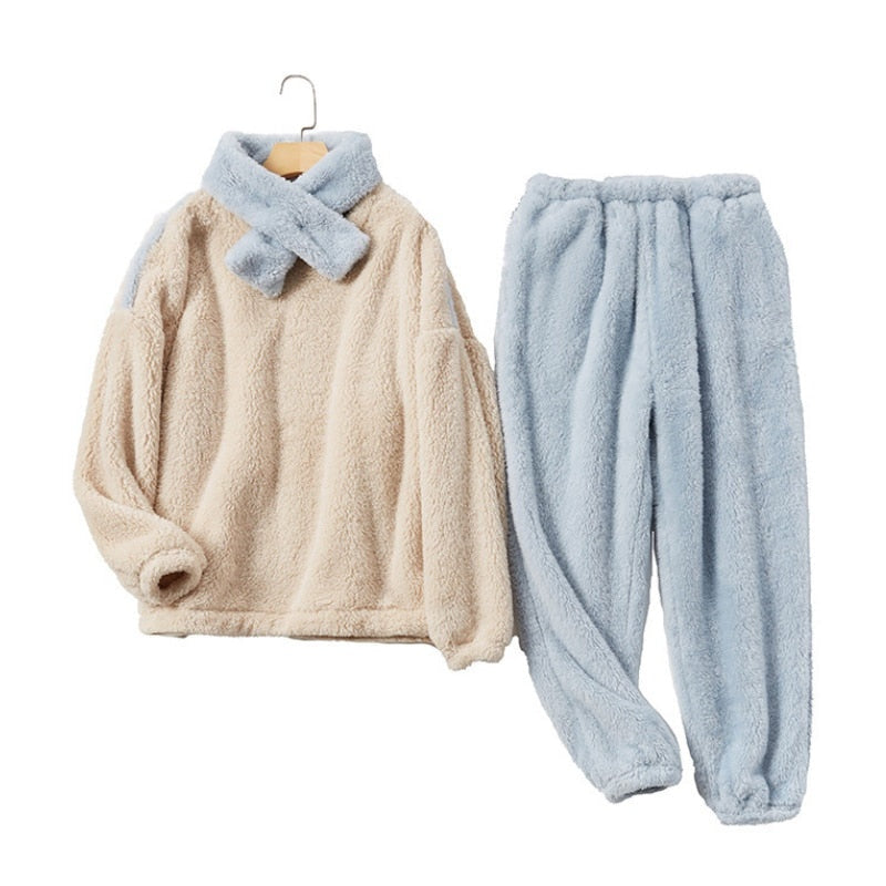 Pyjama in crème en blauw met sjaal, shirt op een hanger