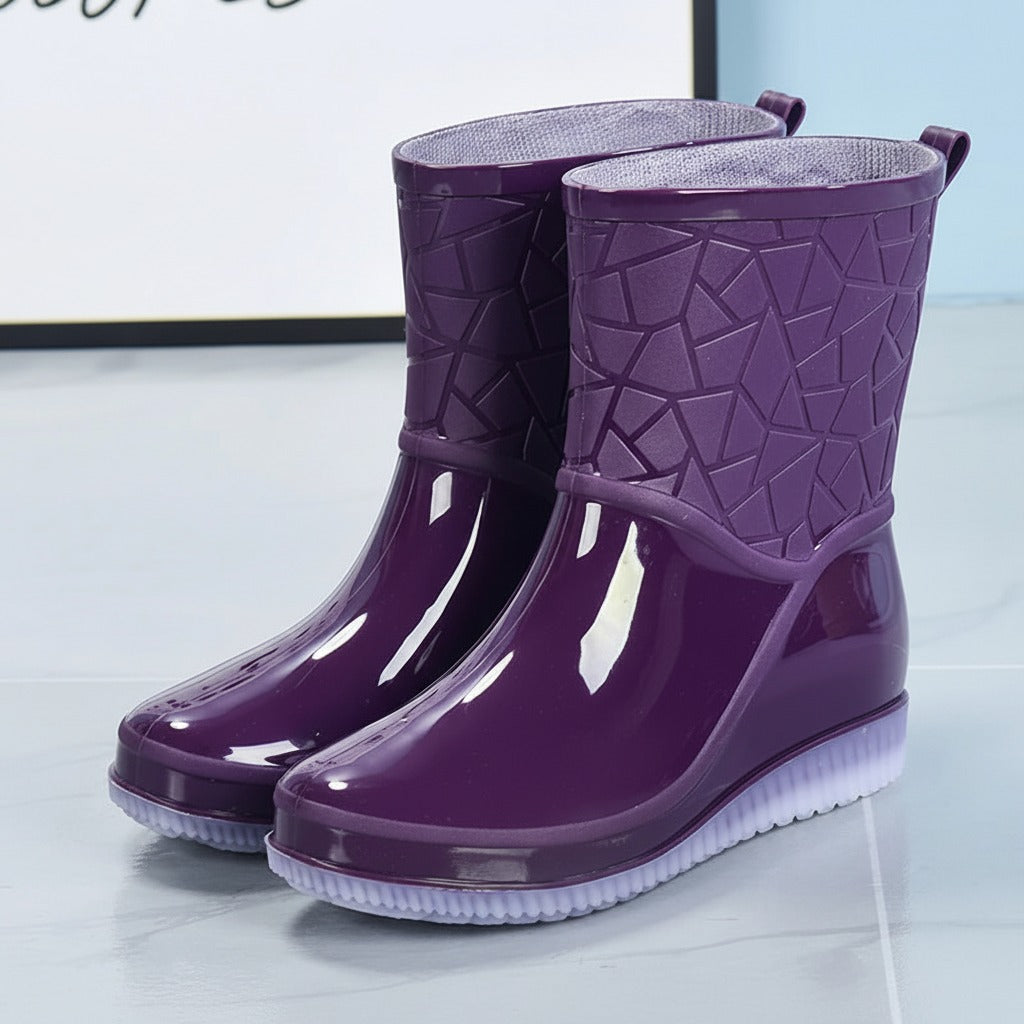 Glanzende halfhoge regenlaarzen met geometrisch patroon in paars, productfoto