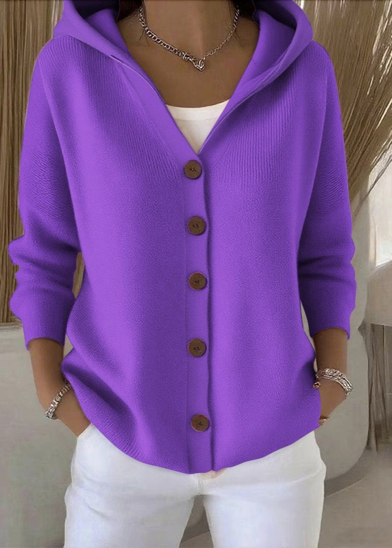 Paarse capuchonvest met knoopsluiting, gedragen door vrouw met witte broek | Boutique Moda