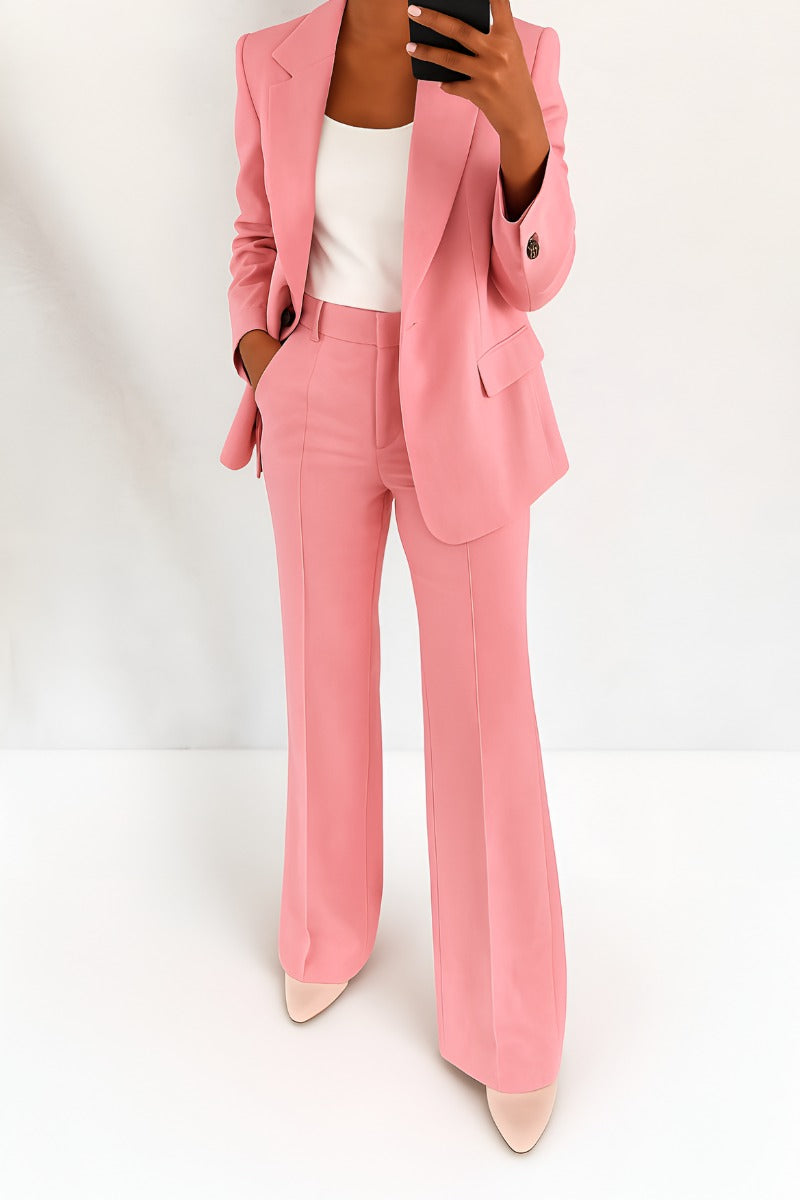 Tweedelig broekpak voor dames in roze, gedragen, hele figuur