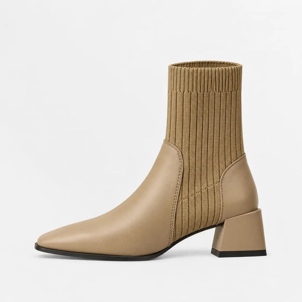 Beige Chelsea boot met geribde gebreide schacht en blokhak