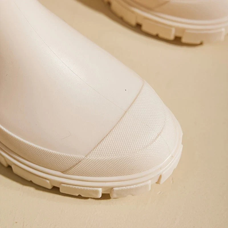 Waterdichte Chelsea boots met neuskap in crème, close-up van de neus