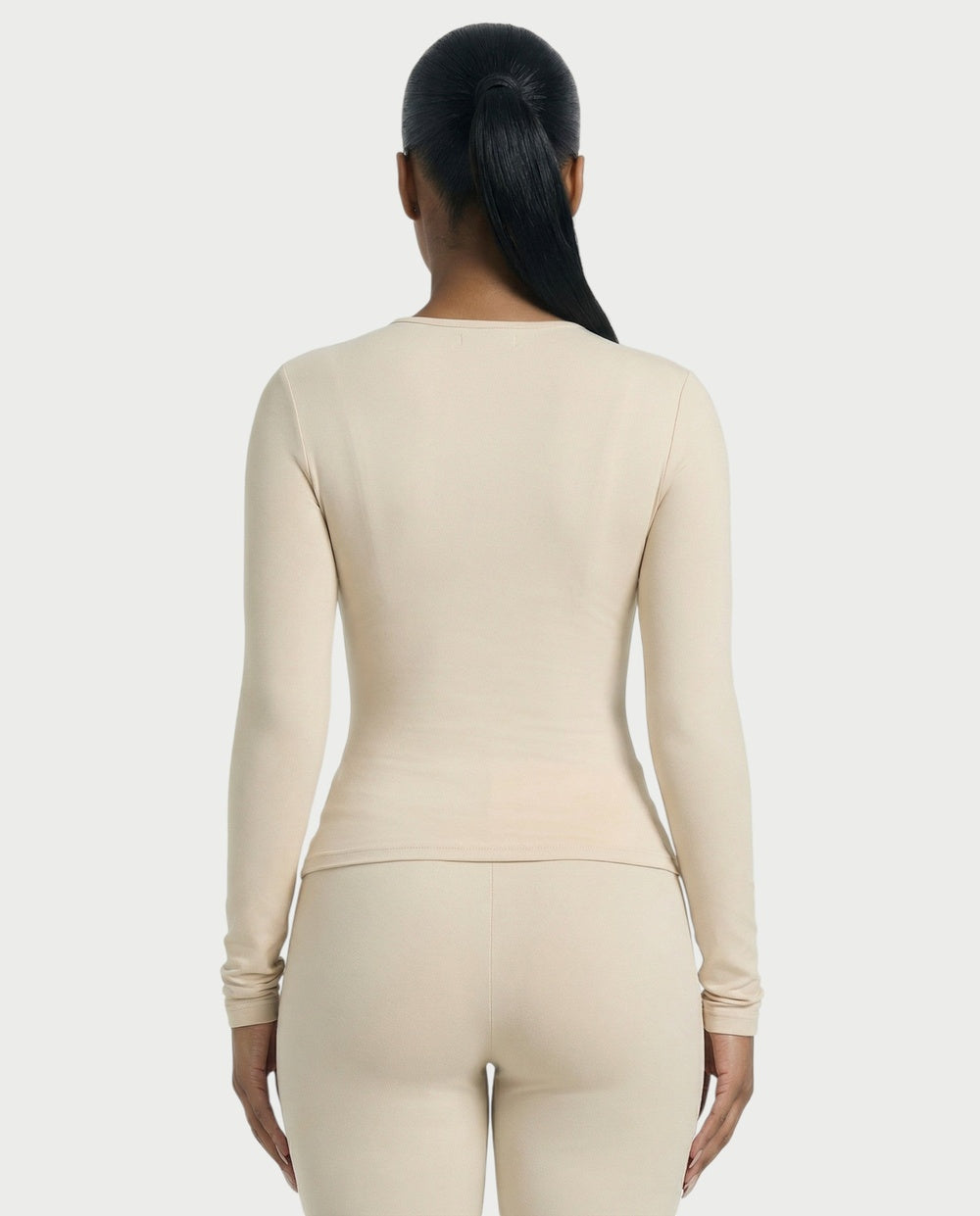 Strakke longsleeve met ronde hals in gebroken wit, close-up achterkant