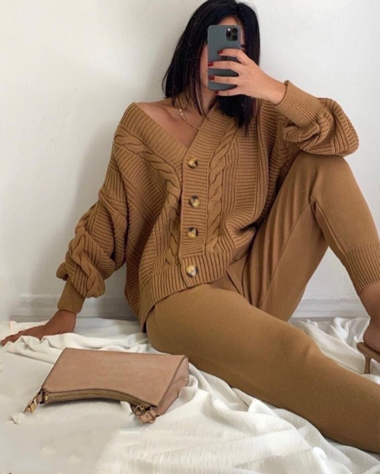 Gebreid huispak met kabelvest in camel, spiegelfoto