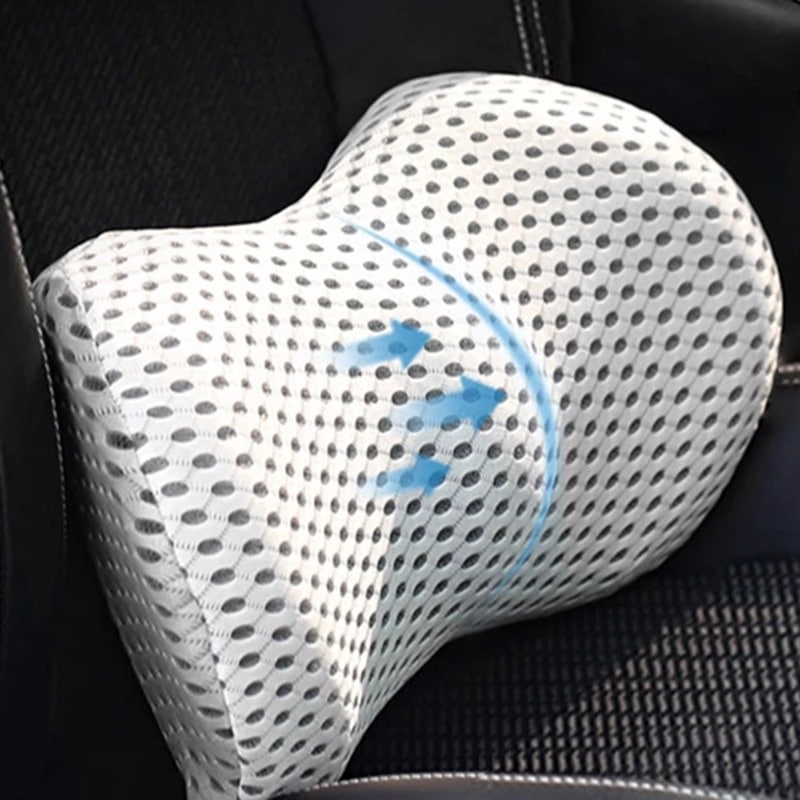 Wit geperforeerd nekkussen met ademende mesh stof op autostoel bevestigd | Boutique Moda