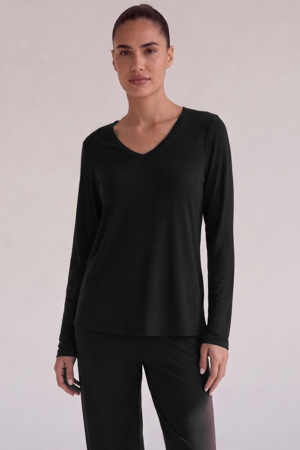 Zwarte bamboe pyjamatop met zachte V-hals en afgeronde zoom, close-up