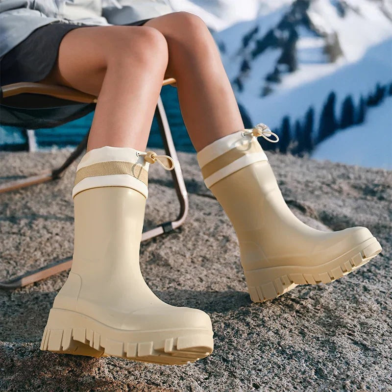 Regenlaarzen met trekkoord in beige, halfhoog, buiten gedragen