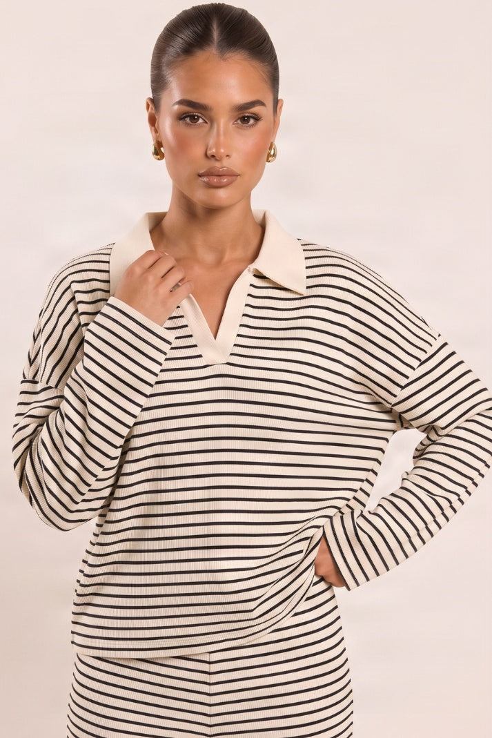 Gestreepte gebreide co-ord set met kraagtrui en wijde broek in crème met donkere strepen, close-up van kraag en strepen