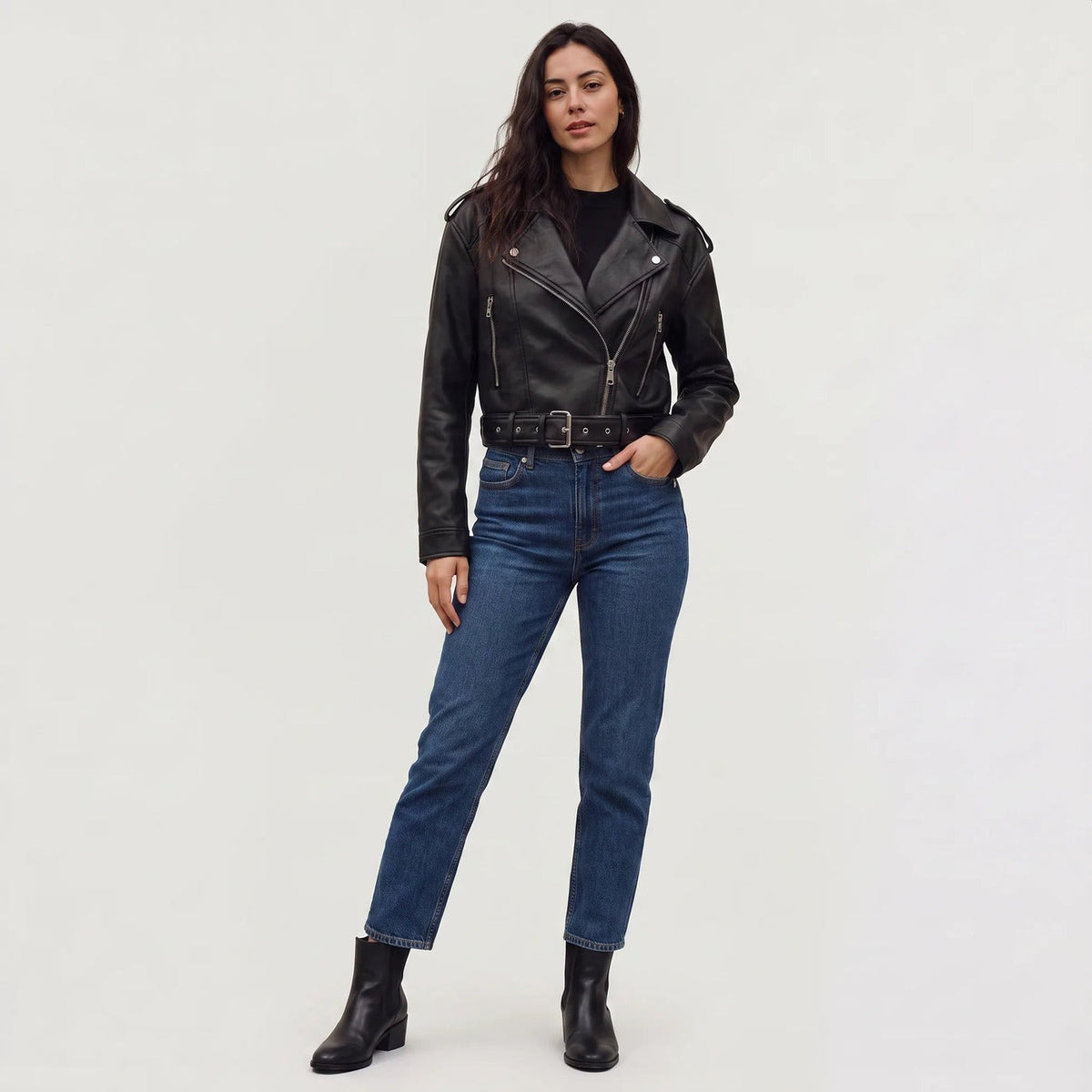 Bikerjack in leerlook met riem in zwart, gedragen, van top tot teen