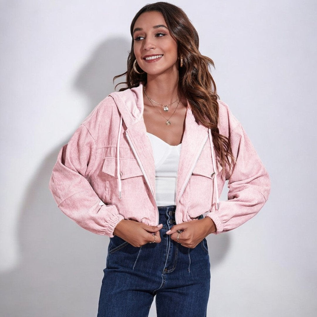 Vrouw draagt korte roze corduroy jas met koorden en borstzakken | Boutique Moda