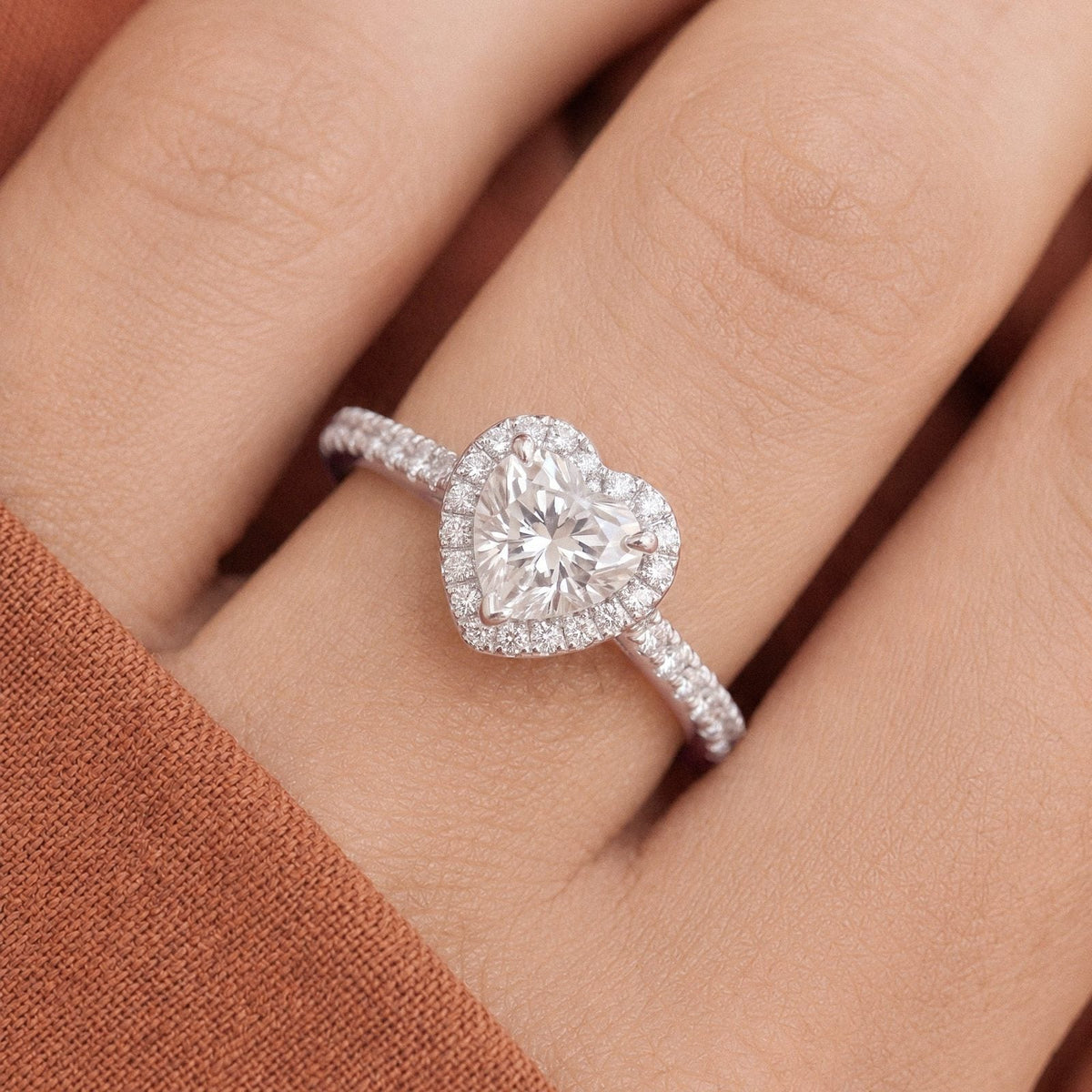 Close-up van de ring met hartvormige zirkonia aan de hand