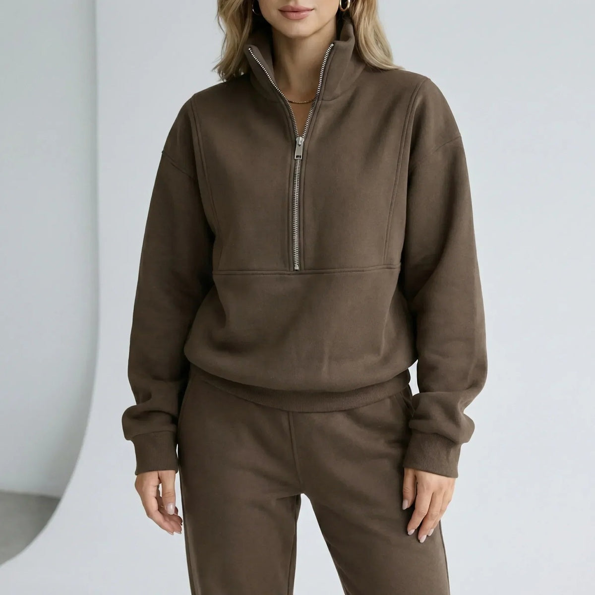 Halfzip sweater en joggingbroek in olijf, gedragen, vooraanzicht