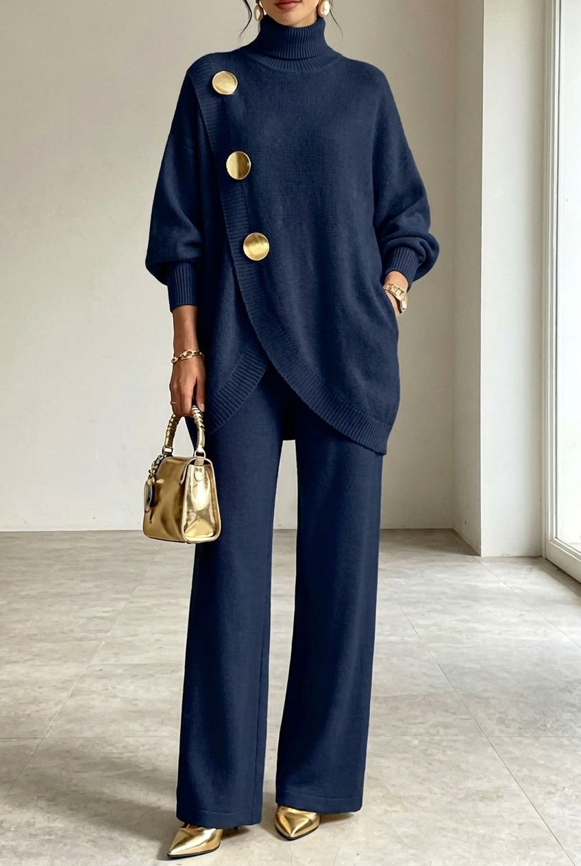 Marineblauwe gebreide co-ord set met coltrui met overslag en goudkleurige knopen, vooraanzicht