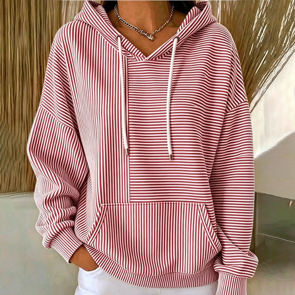 Vrouw in rode gestreepte trui met horizontale en verticale strepen | Boutique Moda
