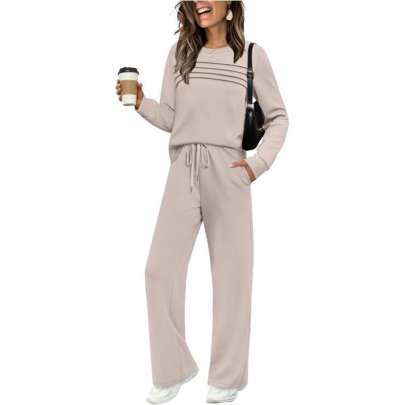 Beige joggingset met longsleeve en wijde broek, gedragen door vrouw | Boutique Moda