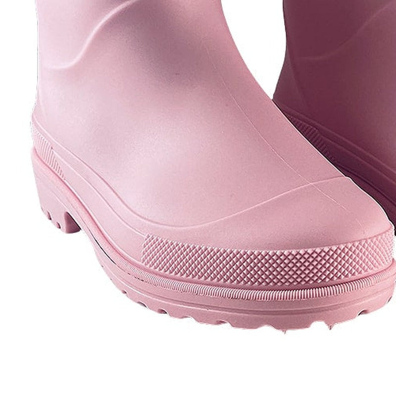 Korte rubberlaarzen in roze, close-up van de neus