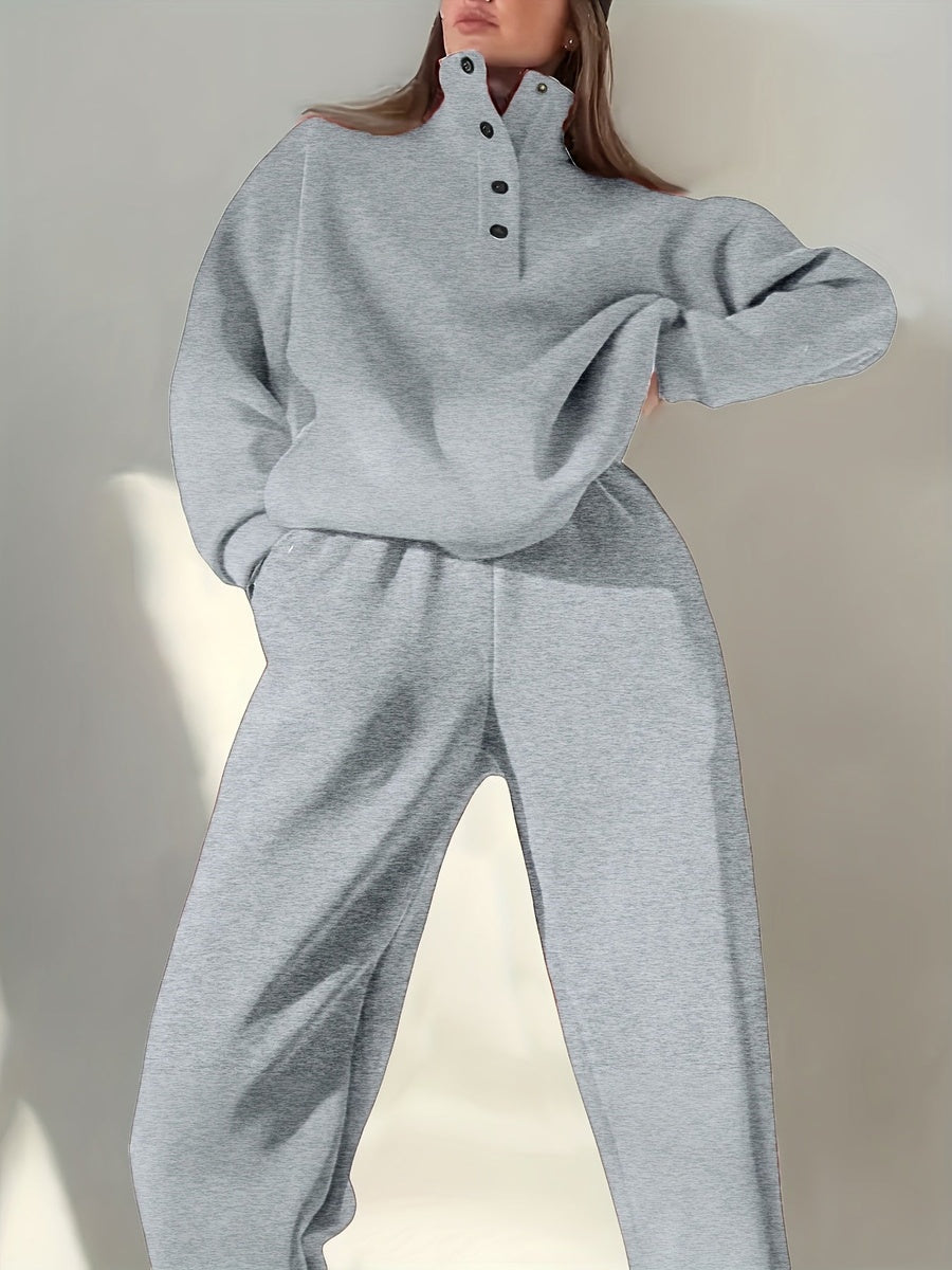 Lichtgrijze sweater met opstaande kraag en joggingbroek, voorkant