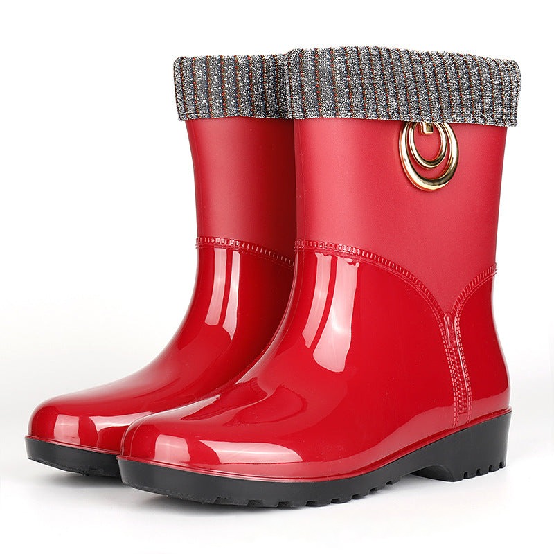 Gevoerde regenlaarzen met glinsterende gebreide rand in rood, productfoto
