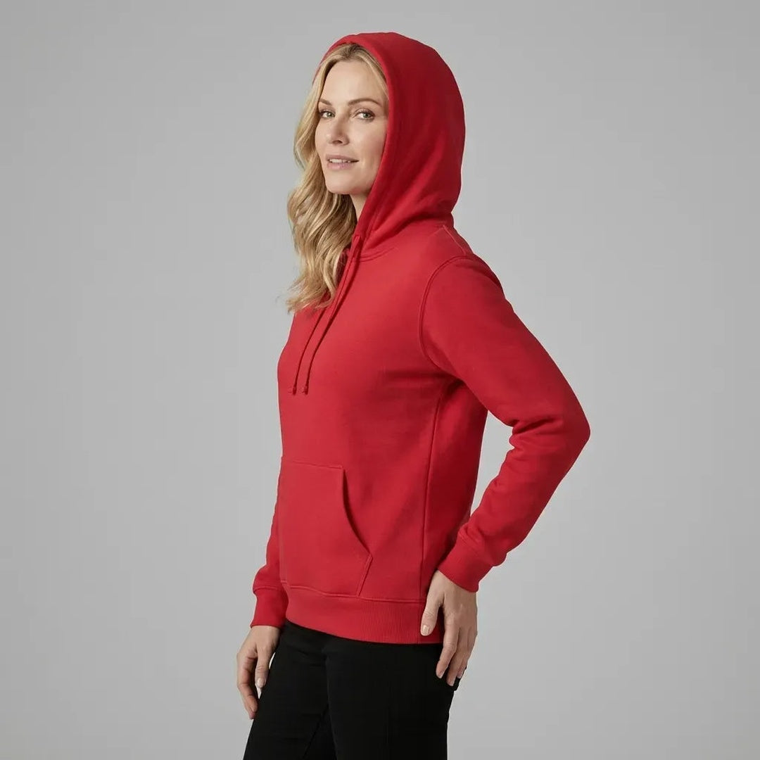 Vrouw draagt rode hoodie met de capuchon op, zijaanzicht | Boutique Moda