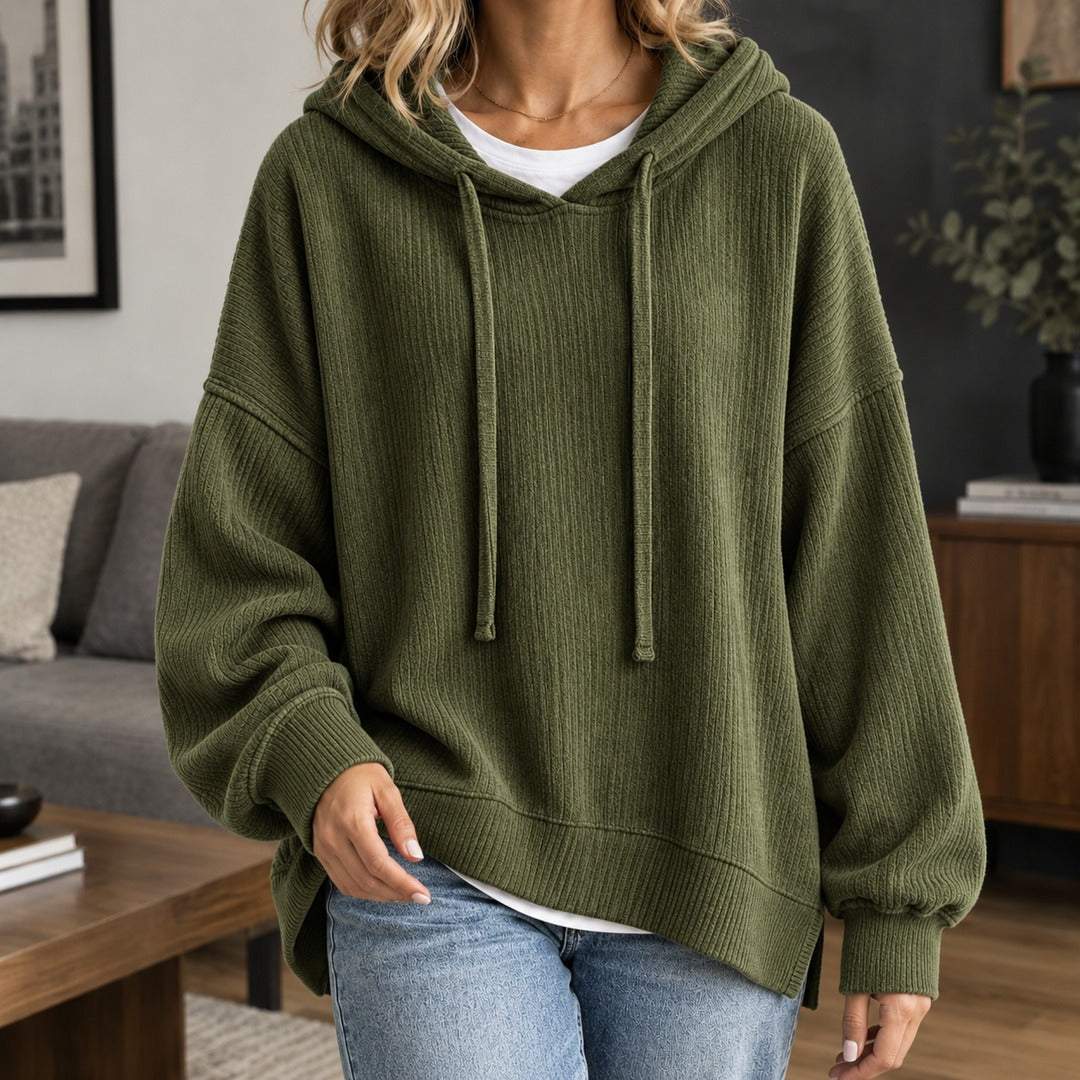 Vrouw in een olijfgroene gebreide trui met verlaagde schouders en zijsplitten | Boutique Moda