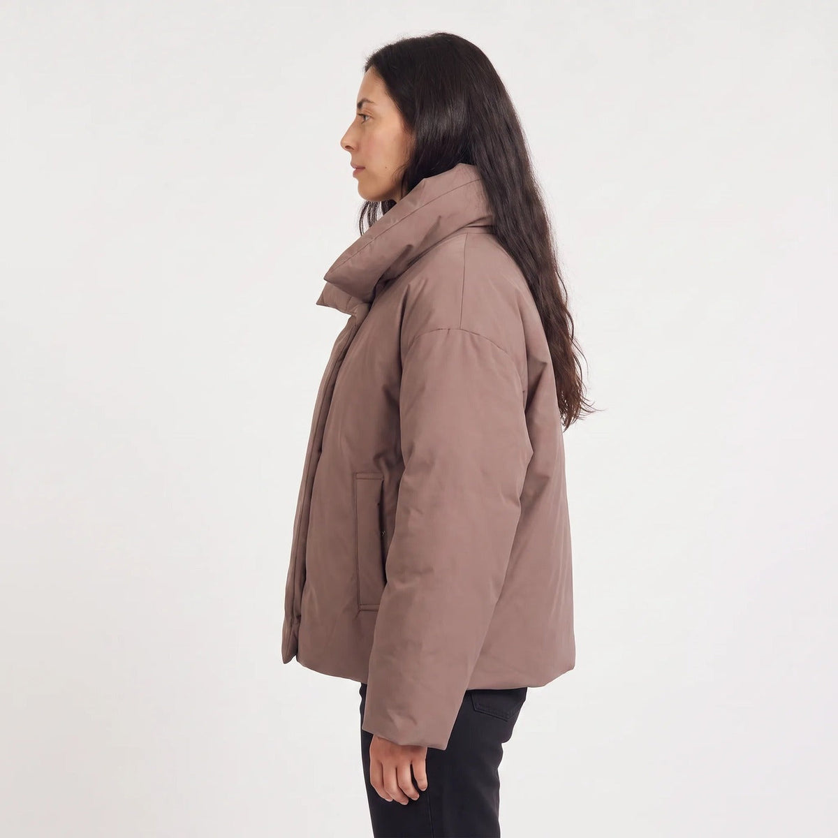 Korte oversized winterjas met brede kraag in kastanjebruin, gedragen, zijaanzicht