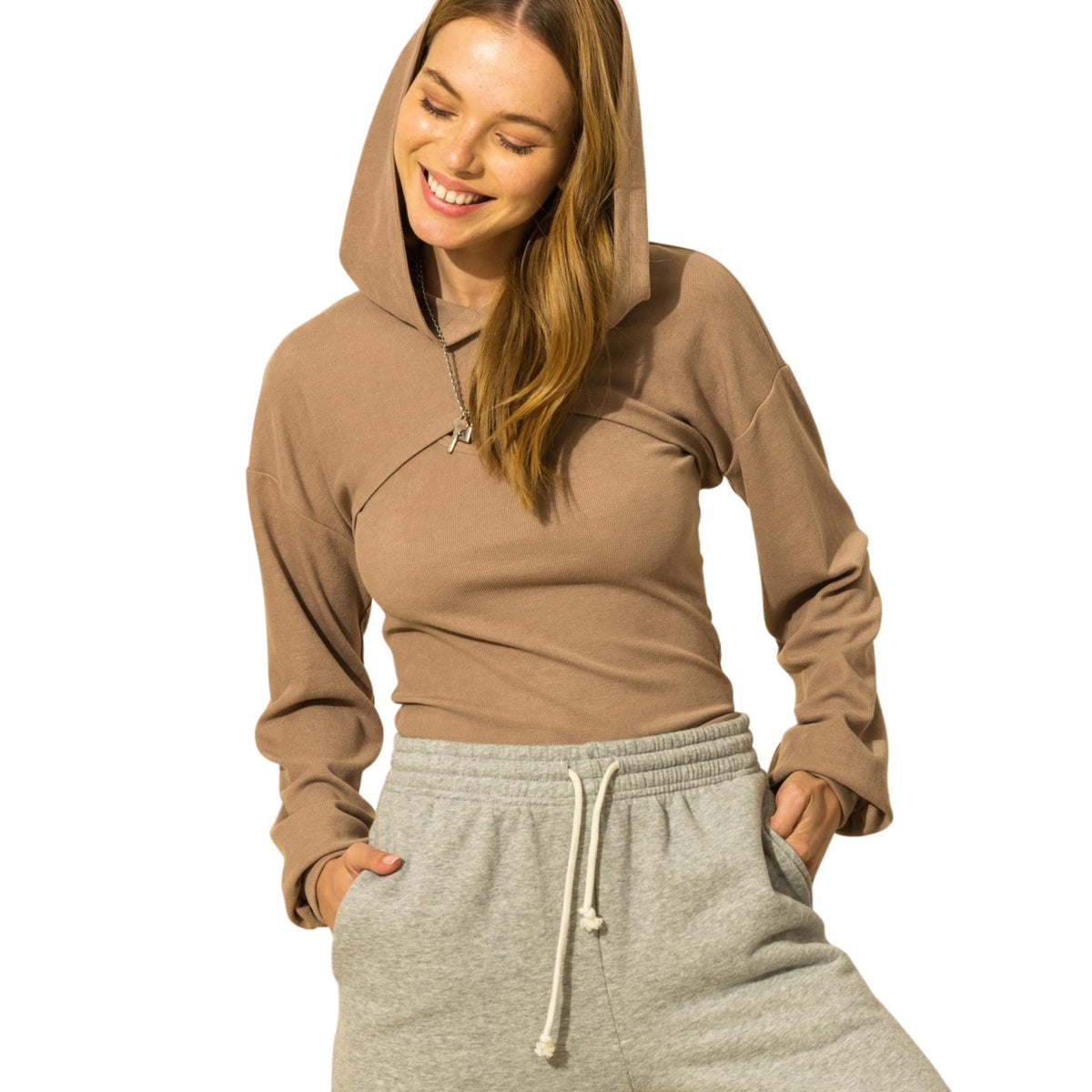 Tweedelige set met korte hoodie-bolero en tanktop in taupe, gedragen met de capuchon op