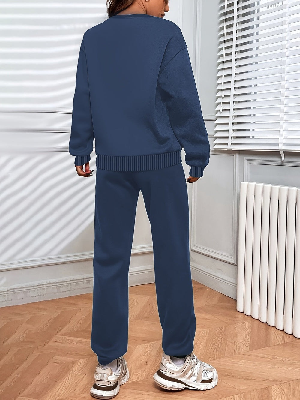Oversized joggingpak in blauw, achteraanzicht