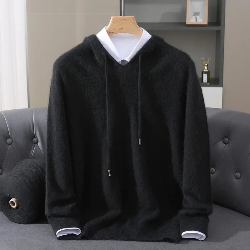 Lichte gebreide hoodie voor heren in zwart, op een hanger, voorkant