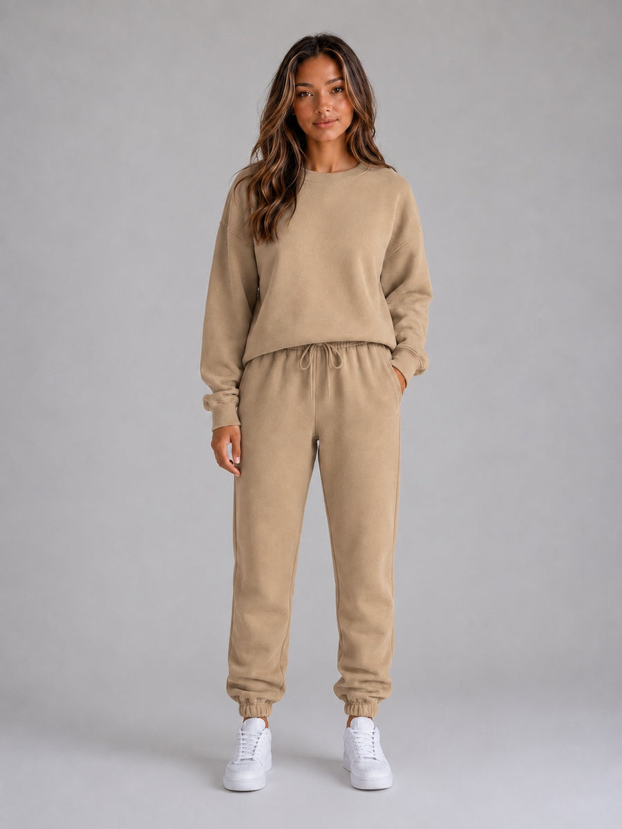Beige joggingpak met ronde hals sweater, gedragen door vrouw, staand | Boutique Moda