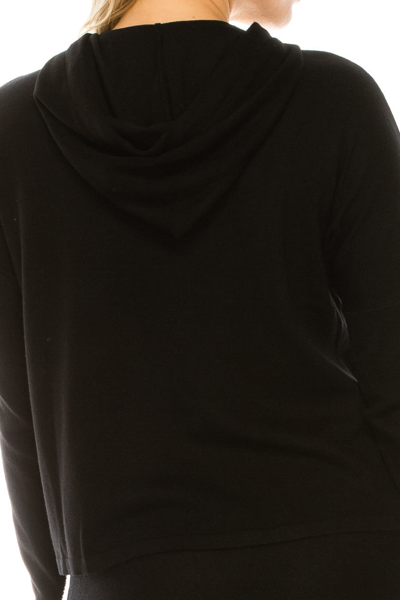 Zwarte gebreide hoodie, achteraanzicht met capuchon
