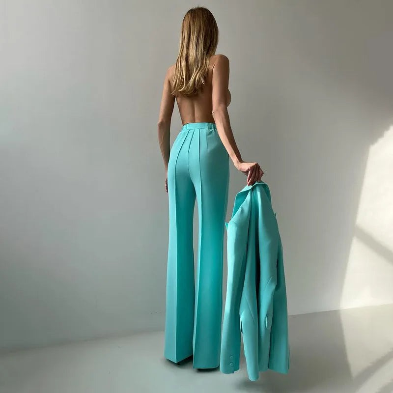 Driedelig broekpak met bustier, flared broek en blazer in turquoise, broek gedragen, achteraanzicht, blazer in de hand